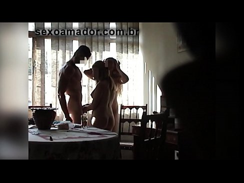 ❤️ Sex kamarátky pozývajú obrovského muža a trojku s ním ❌ Super porno na nás ☑