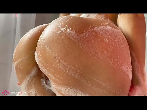 ❤️ Brunetka masturbuje kundičku s vibrátorom až do intenzívneho orgazmu v sprche ❌ Super porno na nás ☑