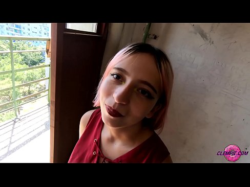 ❤️ Študentka zmyselne fajčí cudzinca vo vnútrozemí - strieka mu na tvár ❌ Super porno na nás ☑