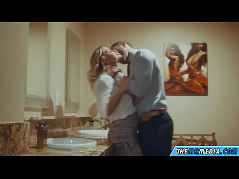 ❤️ Keď vás prsnatá blondínka zvádza na verejných toaletách ❌ Super porno na nás ☑